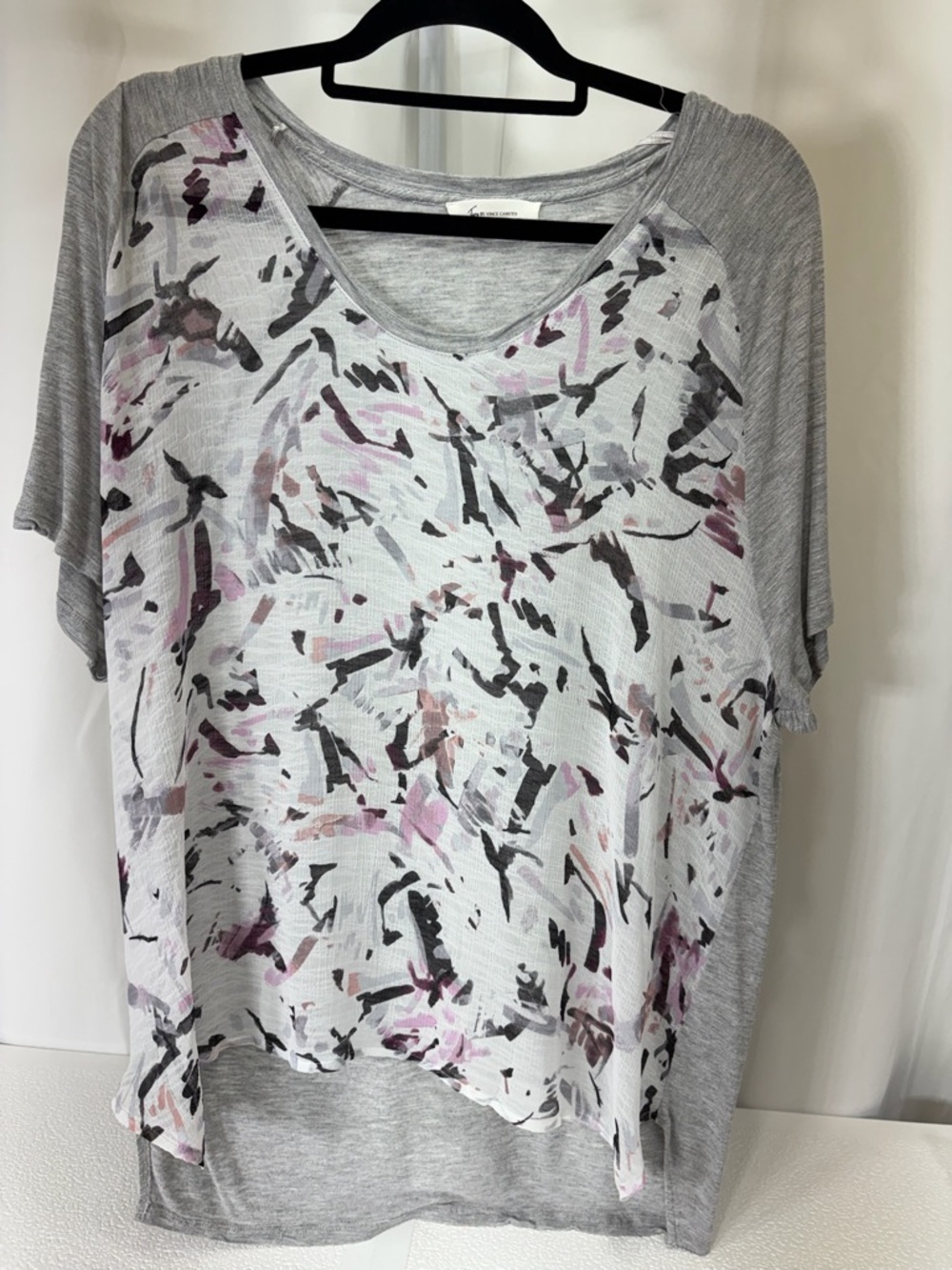 Two by Vince Camuto Gray Short Sleeve with Pink & Charcoal Abstract Motif 2842